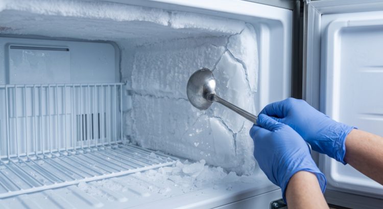 Bunga es freezer menumpuk tebal? Cukup pakai sendok sayur, begini cara membersihkannya