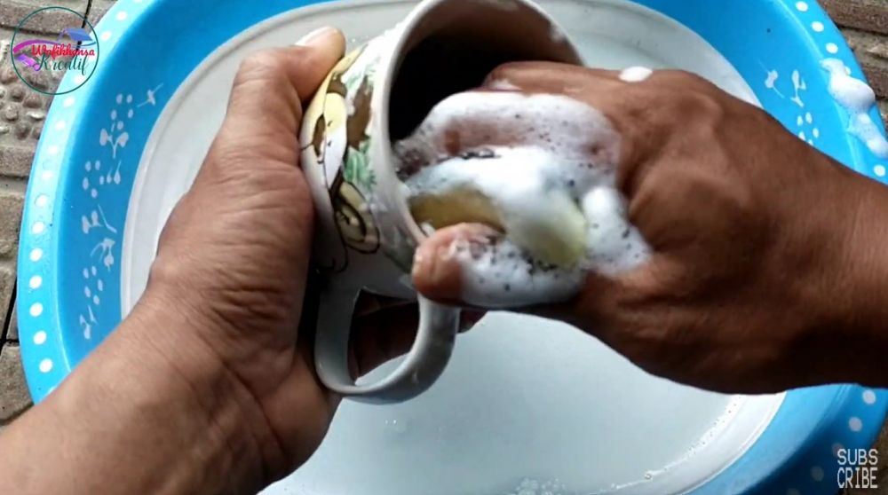 Bukan cuma sabun, ternyata ini cara benar cuci gelas bekas teh agar kembali kinclong