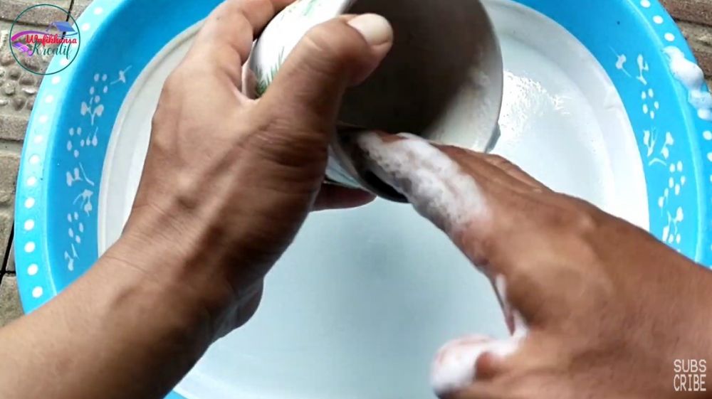 Bukan cuma sabun, ternyata ini cara benar cuci gelas bekas teh agar kembali kinclong