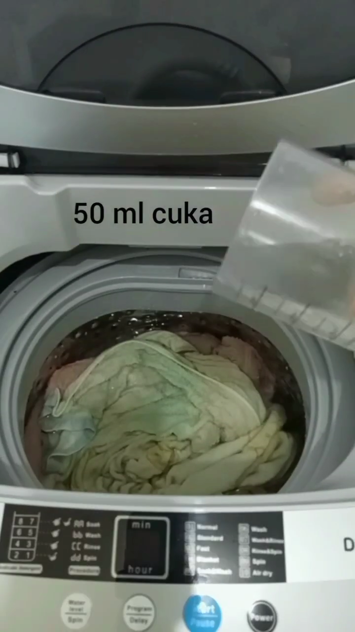 Handuk bau apek bikin risih? Ini cara ampuh cuci pakai garam dan cuka, hasilnya bikin kaget