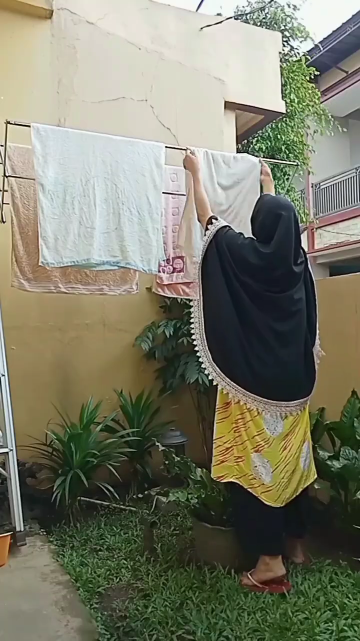 Handuk bau apek bikin risih? Ini cara ampuh cuci pakai garam dan cuka, hasilnya bikin kaget