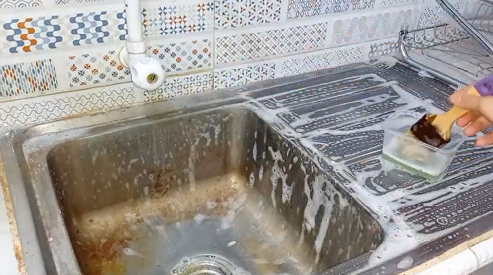 Rahasia wastafel dapur kinclong tanpa bau: Trik modal sitrun yang bikin kerak hitam rontok