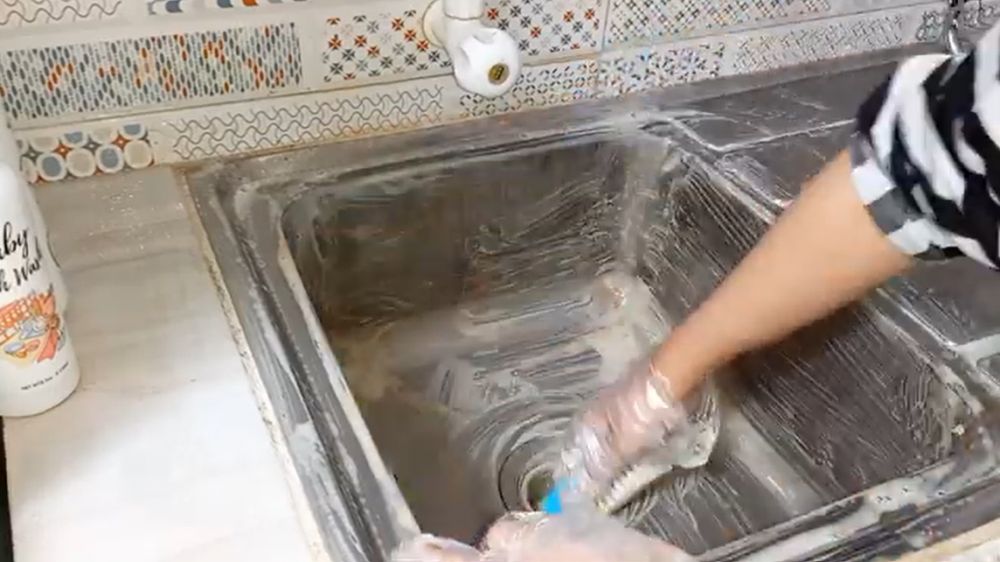 Rahasia wastafel dapur kinclong tanpa bau: Trik modal sitrun yang bikin kerak hitam rontok