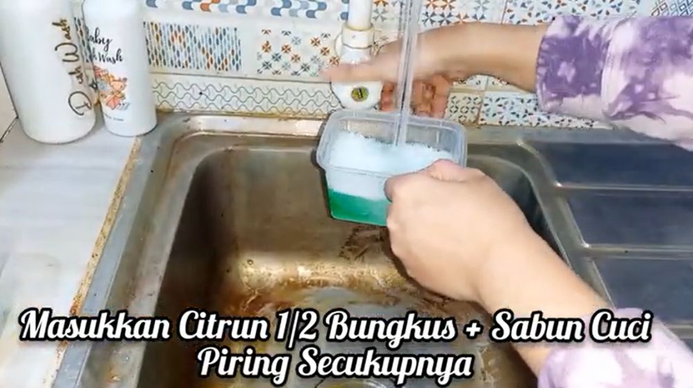 Rahasia wastafel dapur kinclong tanpa bau: Trik modal sitrun yang bikin kerak hitam rontok