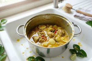 Panci berminyak setelah masak opor? Coba 7 langkah praktis ini agar kembali kesat