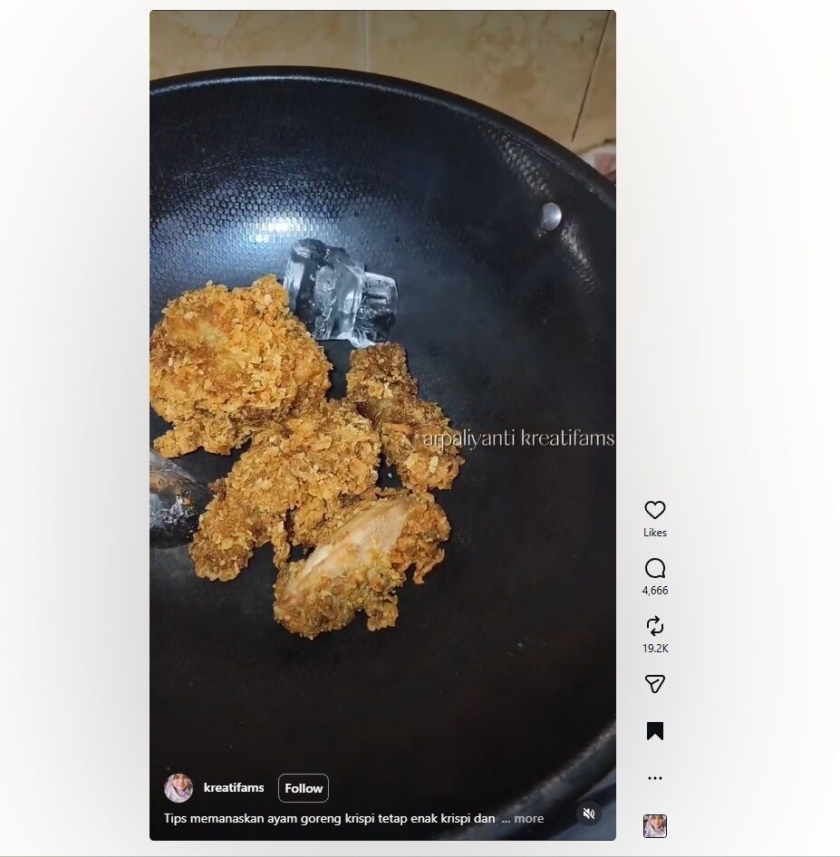 Cuma pakai es batu, begini cara panaskan ayam krispi tanpa digoreng, tetap renyah dan juicy