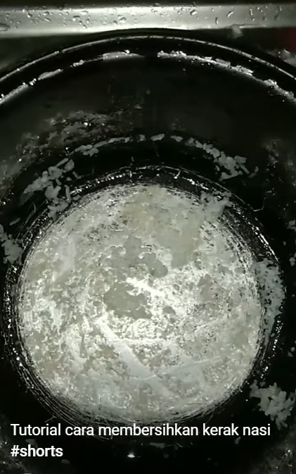 Kerak nasi di rice cooker langsung luruh pakai cara ini, tanpa sikat kasar, tanpa rendam lama