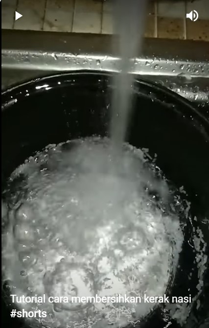 Kerak nasi di rice cooker langsung luruh pakai cara ini, tanpa sikat kasar, tanpa rendam lama