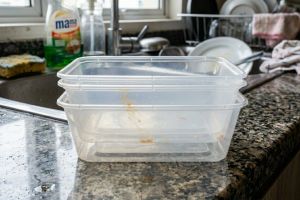 Wadah thinwall jadi kesat lagi dalam 30 detik? Cukup tambahkan 1 benda ini ke air sabun