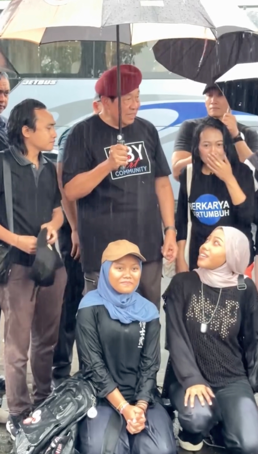 11 Potret semangat SBY melukis di tepi Bengawan Solo meski diguyur hujan