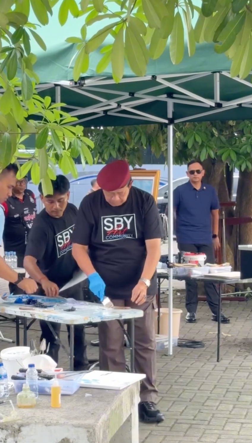 11 Potret semangat SBY melukis di tepi Bengawan Solo meski diguyur hujan