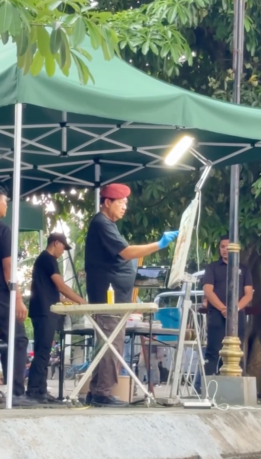 11 Potret semangat SBY melukis di tepi Bengawan Solo meski diguyur hujan