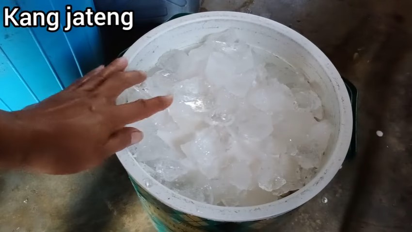 Santan segar awet seharian tanpa kulkas? Ini trik dari pedagang es dawet keliling