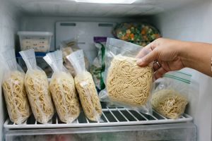 Cara benar menyimpan mi basah di freezer agar tetap utuh dan tidak susah diurai