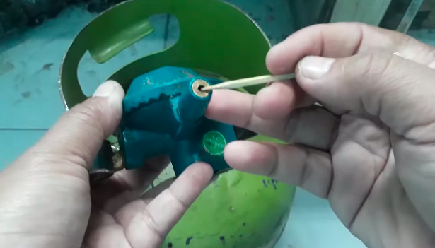 Cara memperbaiki regulator gas mampet sendiri di rumah, cukup dengan tusuk gigi