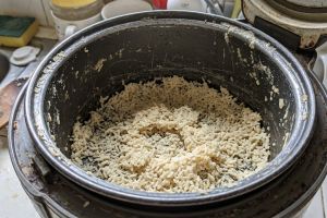 Panci magic com lengket bikin nasi berkerak? Coba trik bersihkan pakai cuka dan 1 bahan dapur ini