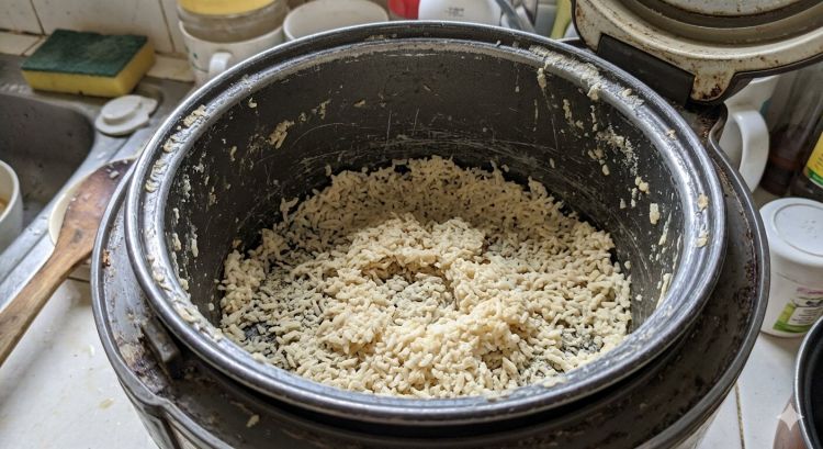 Panci magic com lengket bikin nasi berkerak? Coba trik bersihkan pakai cuka dan 1 bahan dapur ini