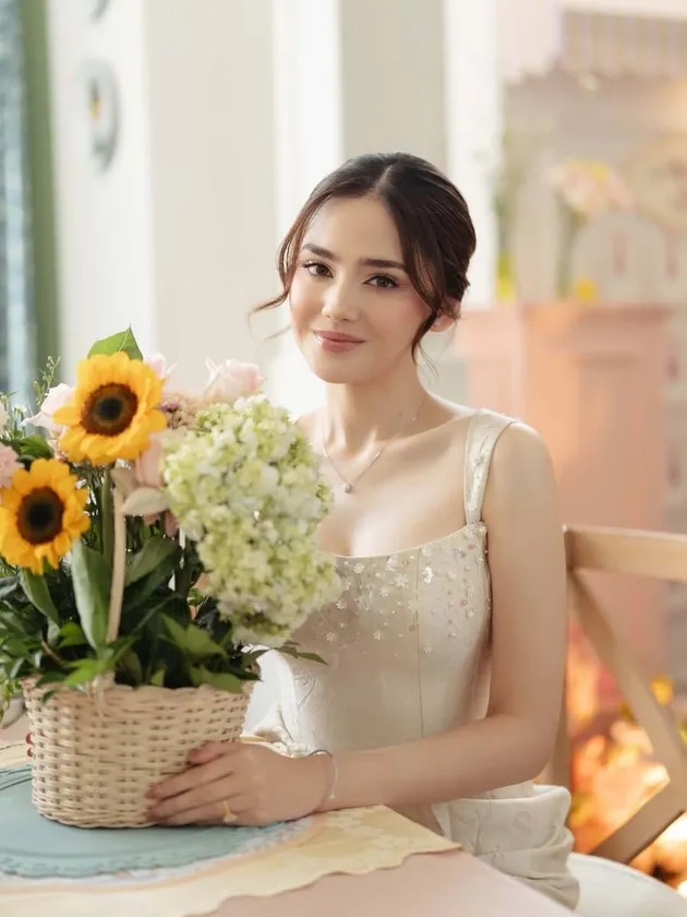 Syifa Hadju gelar bridal luncheon jelang pernikahan dengan El Rumi, tampil anggun dengan dress ivory