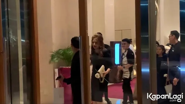  Teuku Rassya klarifikasi isu Tamara Bleszynski datang sebagai tamu undangan di resepsi pernikahannya