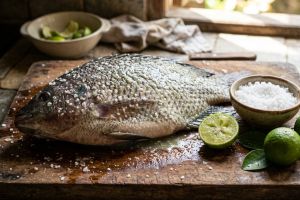 Nggak perlu pisau! Begini cara bersihkan sisik ikan cuma pakai garam & jeruk, lebih praktis