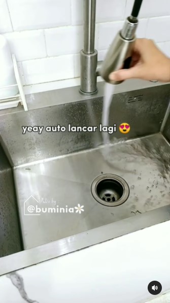 Nggak perlu panggil tukang, ini cara mudah atasi wastafel mampet dengan 2 sampah dapur
