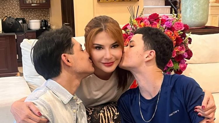 5 Potret kehangatan Tamara Bleszynski makan siang bareng Teuku Rassya dan Kenzou