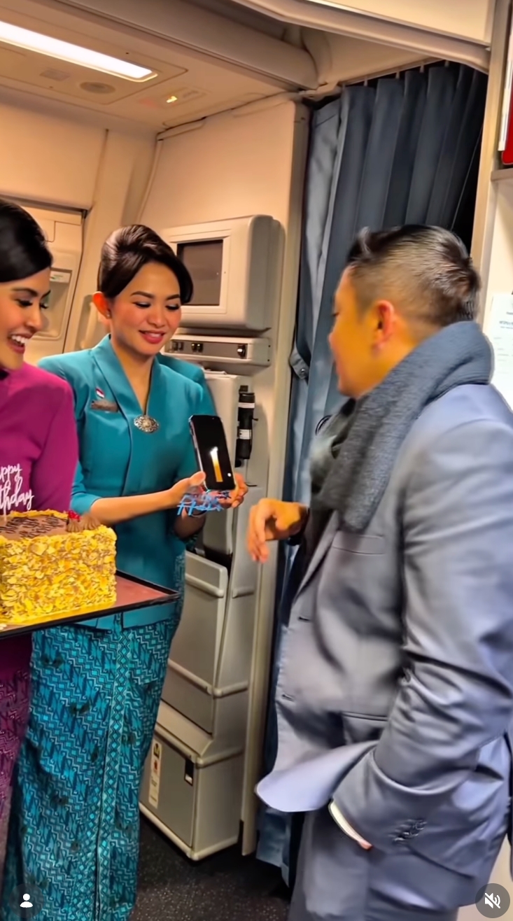 9 Potret kejutan ulang tahun Seskab Teddy, tiup lilin dikelilingi Presiden dan rekan sejawat