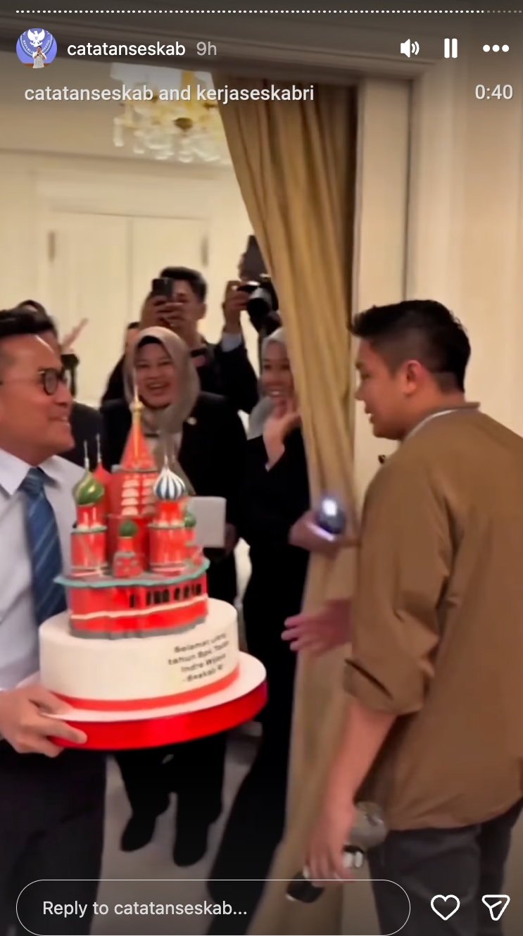 9 Potret kejutan ulang tahun Seskab Teddy, tiup lilin dikelilingi Presiden dan rekan sejawat