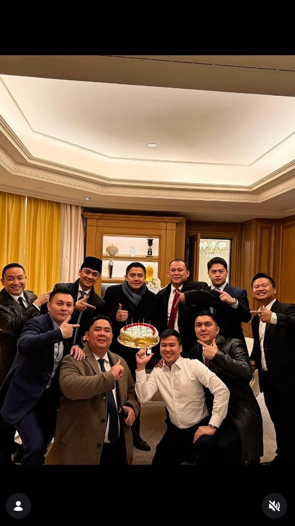 9 Potret kejutan ulang tahun Seskab Teddy, tiup lilin dikelilingi Presiden dan rekan sejawat