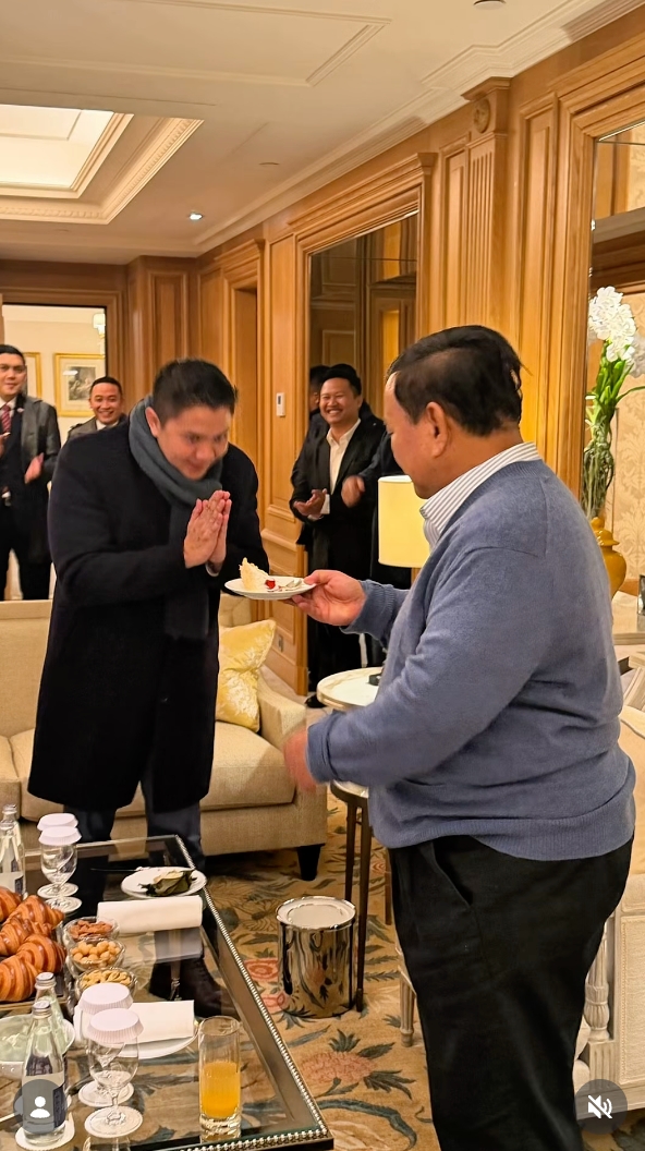 9 Potret kejutan ulang tahun Seskab Teddy, tiup lilin dikelilingi Presiden dan rekan sejawat