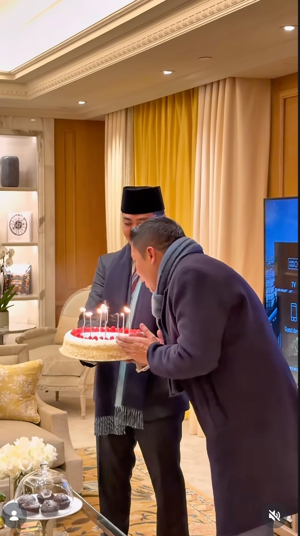9 Potret kejutan ulang tahun Seskab Teddy, tiup lilin dikelilingi Presiden dan rekan sejawat