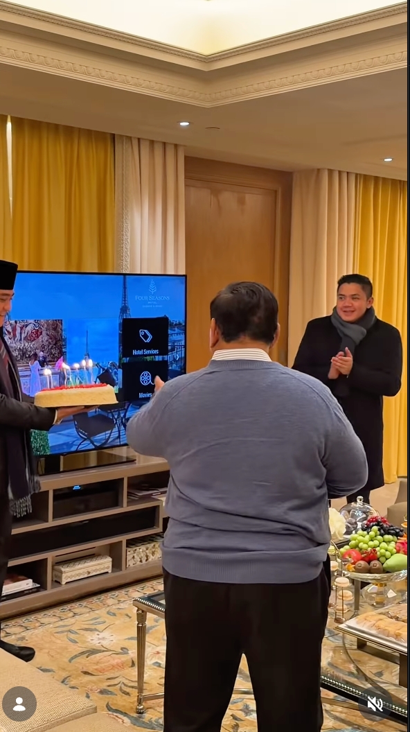 9 Potret kejutan ulang tahun Seskab Teddy, tiup lilin dikelilingi Presiden dan rekan sejawat