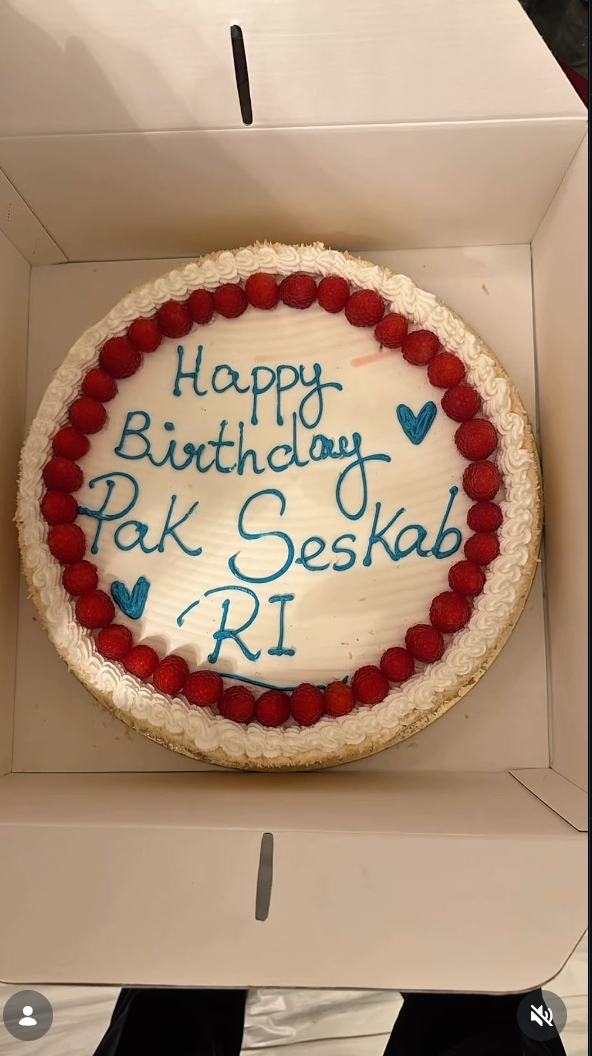 9 Potret kejutan ulang tahun Seskab Teddy, tiup lilin dikelilingi Presiden dan rekan sejawat