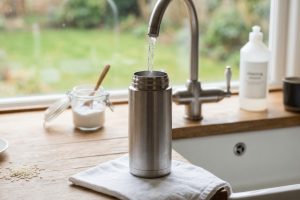 6 Cara menghilangkan bau kopi di termos tanpa bahan kimia berbahaya