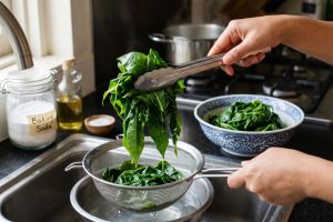 Cara rebus daun singkong ala rumah makan Padang: Tetap hijau, empuk, dan tidak pahit