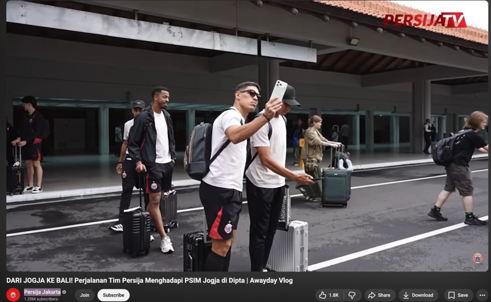 7 Potret aksi Rizky Ridho bek Timnas jadi fotografer dadakan rombongan ibu-ibu di bandara Bali