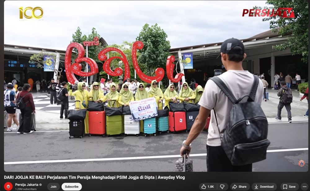 7 Potret aksi Rizky Ridho bek Timnas jadi fotografer dadakan rombongan ibu-ibu di bandara Bali
