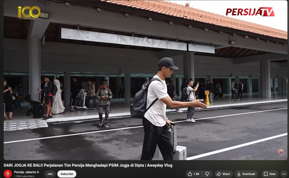 7 Potret aksi Rizky Ridho bek Timnas jadi fotografer dadakan rombongan ibu-ibu di bandara Bali