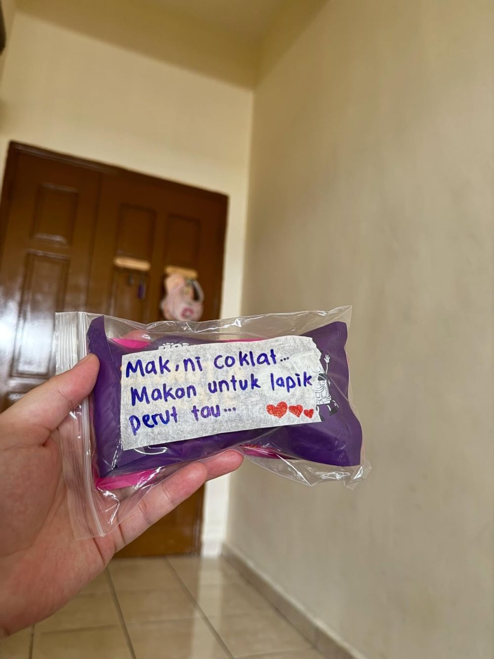Penuh kasih, seorang anak beri label catatan detail setiap barang keperluan ibadah haji sang ibu