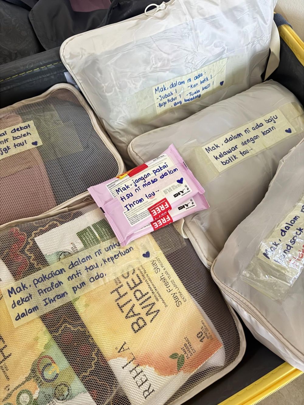 Penuh kasih, seorang anak beri label catatan detail setiap barang keperluan ibadah haji sang ibu