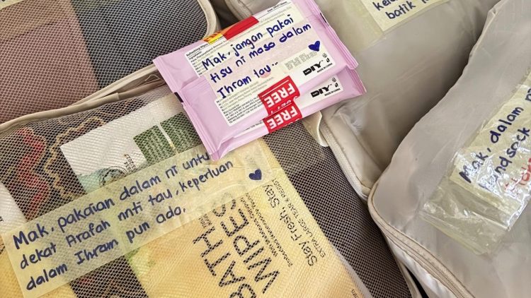 Penuh kasih, seorang anak beri label catatan detail setiap barang keperluan ibadah haji sang ibu