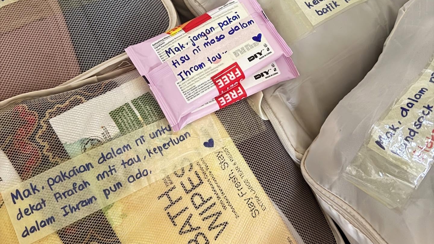 Penuh kasih, seorang anak beri label catatan detail setiap barang keperluan ibadah haji sang ibu