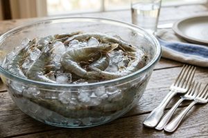 Cara cepat bersihkan kepala udang pakai garpu, tangan bebas amis