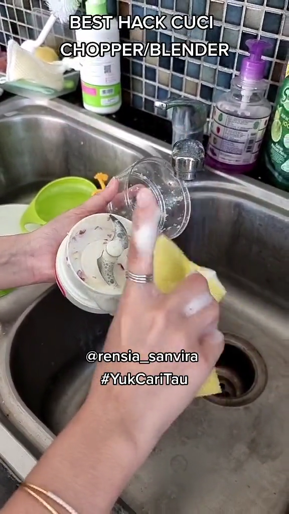 Sisa makanan nyangkut di mata pisau chopper? Ini cara bersihkannya tanpa ribet