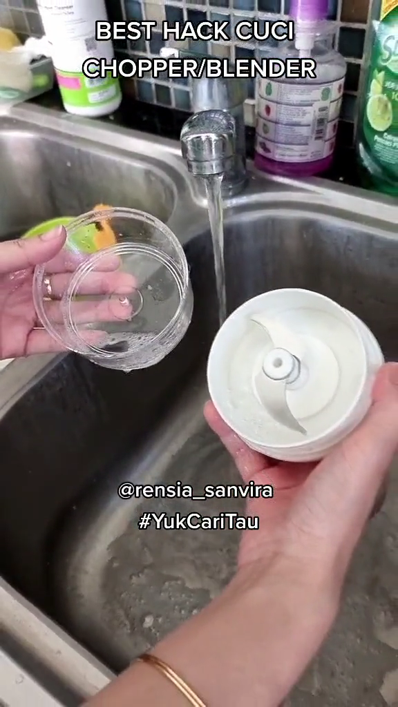 Sisa makanan nyangkut di mata pisau chopper? Ini cara bersihkannya tanpa ribet