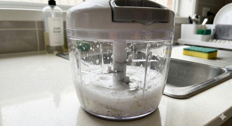 Sisa makanan nyangkut di mata pisau chopper? Ini cara bersihkannya tanpa ribet