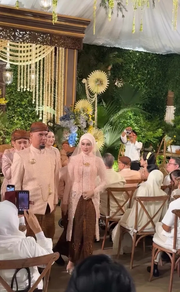 5 Detail penampilan Mulan Jameela saat siraman & pengajian pernikahan El Rumi dan Syifa Hadju