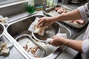 Jujur, ini rahasia cara biar wastafel nggak mampet pas cuci wadah daging kurban