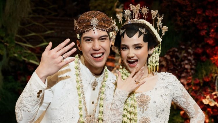 Rincian mahar dan souvenir El Rumi - Syifa Hadju, dari poundsterling hingga emas inisial ES