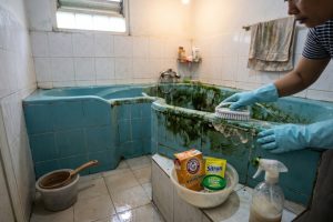 Bak mandi penuh lumut? Cukup 1 bahan dapur ini untuk membersihkannya tanpa perlu tenaga ekstra